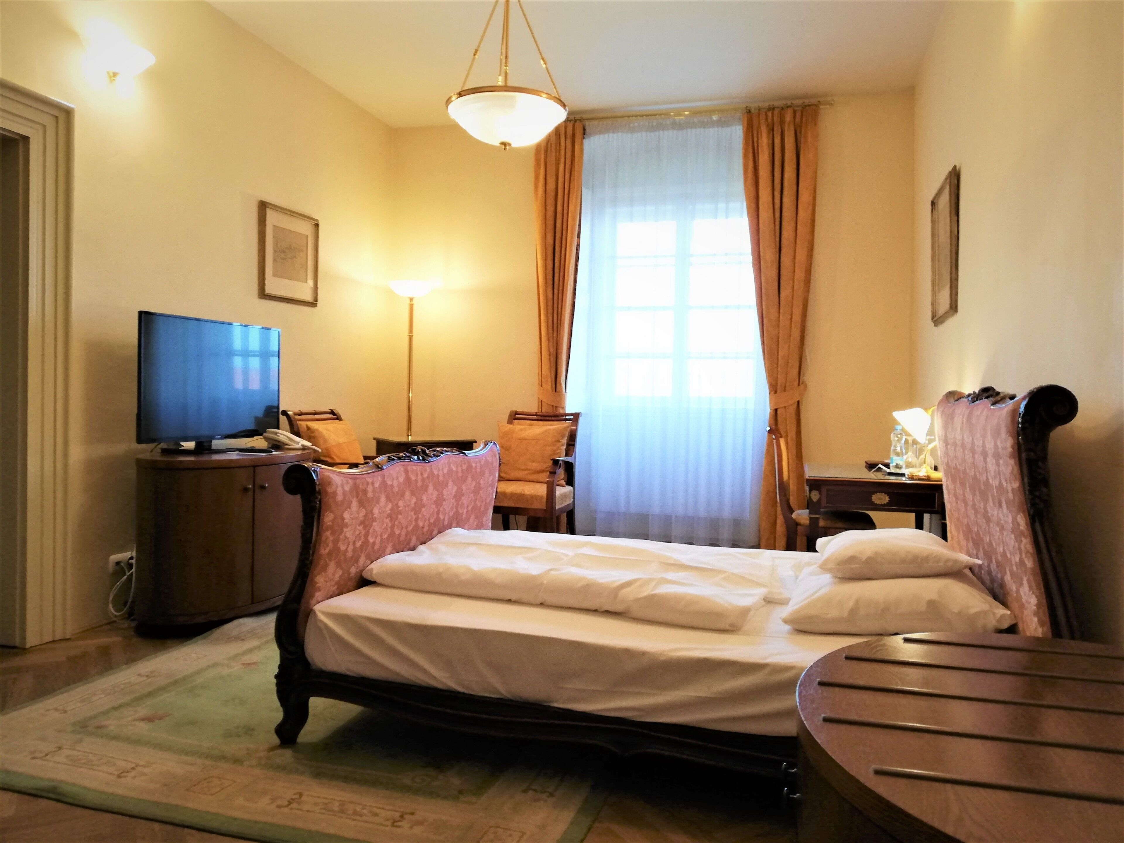 Minibar, caja fuerte, escritorio y tabla de planchar con plancha