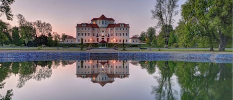 Overnatningsstedets facade – aften/nat