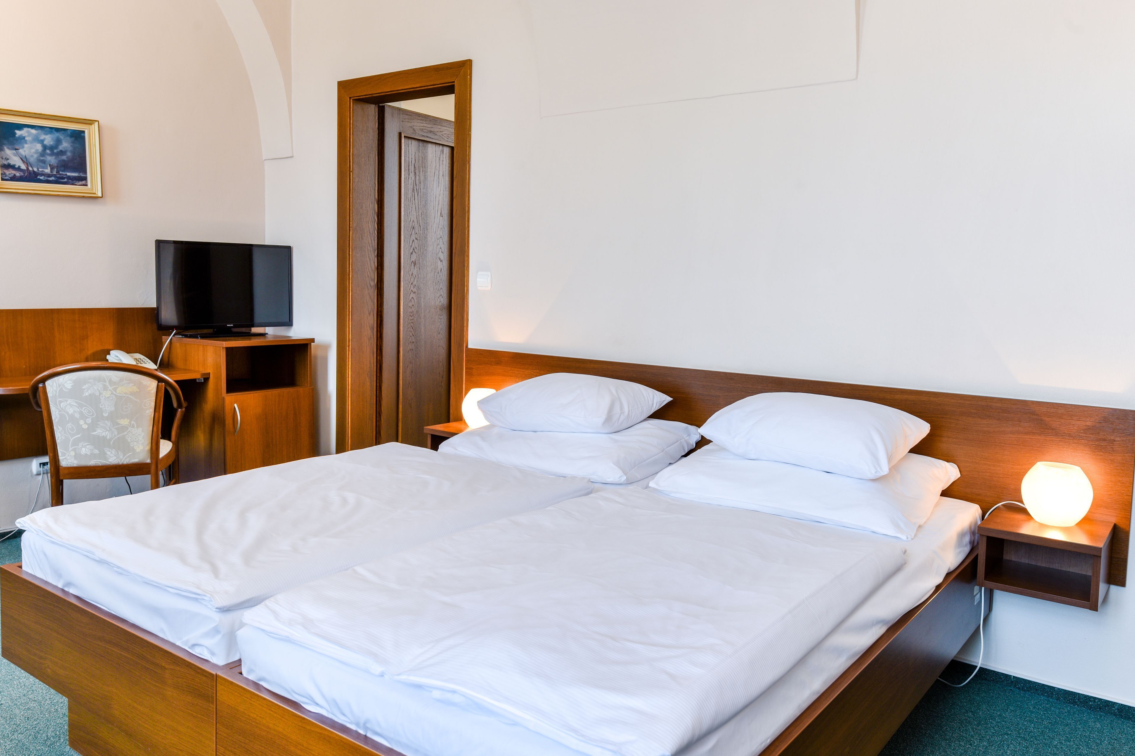 Minibar, caja fuerte, escritorio y tabla de planchar con plancha