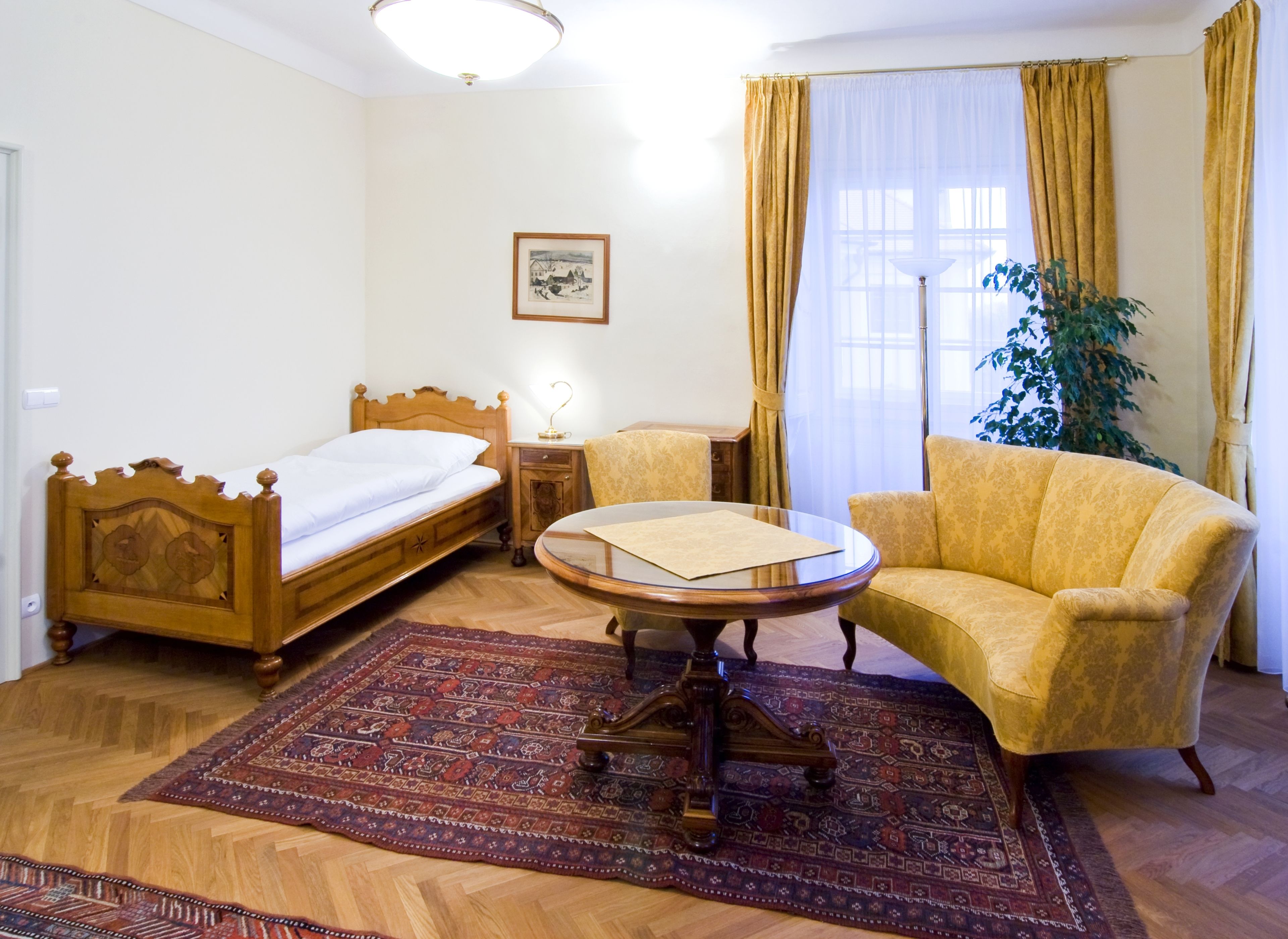 deluxe single room | minibar, in-room safe, desk, iron/ironing board