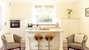 Fridge, oven, stovetop, dishwasher