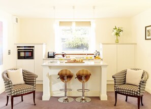 Frigorífico, horno, placa de cocina y lavavajillas