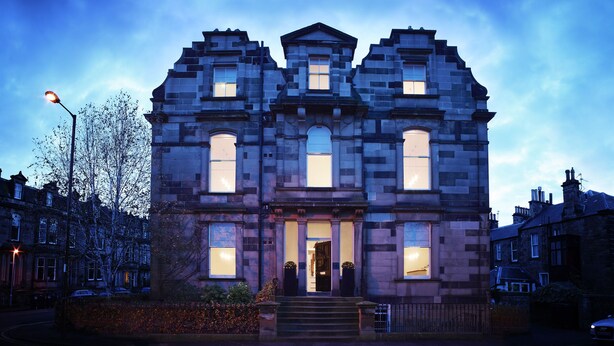 Front of property – evening/night - Merchiston Residence (Edinburgh)