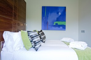 Egyptian cotton sheets, in-room safe, iron/ironing board - Merchiston Residence (Edinburgh)