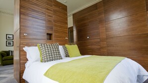 Egyptian cotton sheets, in-room safe, iron/ironing board - Merchiston Residence (Edinburgh)