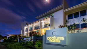 Un hôtel moderne avec une enseigne indiquant « Coolum Seaside ».