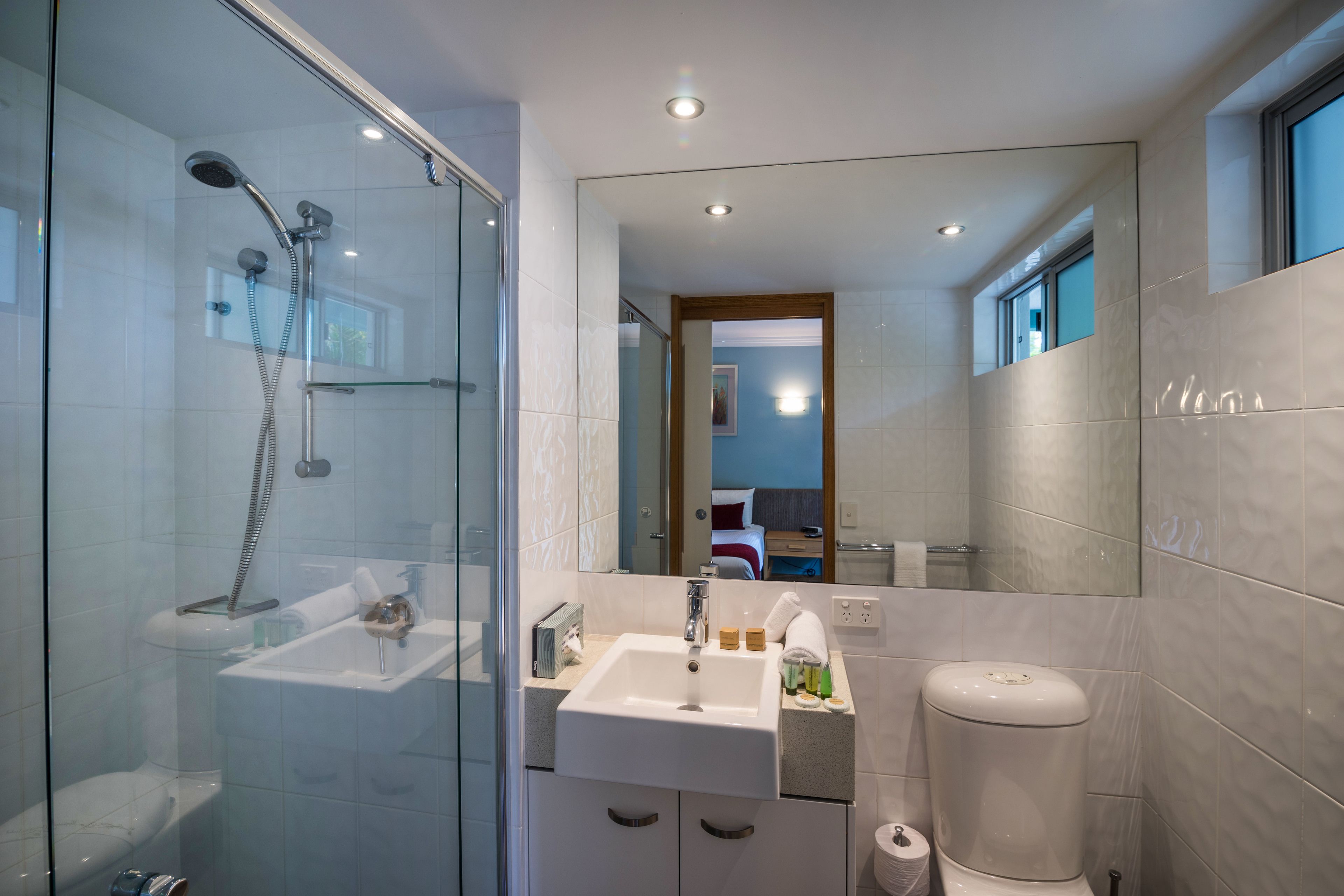 luxury apartment, 2 bedrooms, 2 bathrooms | bathroom | free toiletries, towels, soap, shampoo