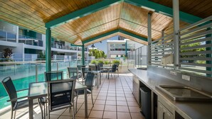 Une terrasse sur le toit avec des sièges extérieurs, une piscine et une vue sur le paysage urbain.