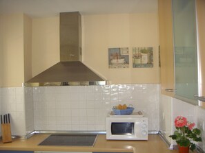 Departamento, 2 habitaciones | Cocina privada | Refrigerador con congelador, microondas, lavavajillas y tostadora