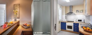 Refrigerador con congelador, microondas, lavavajillas y tostadora