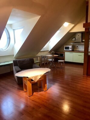 Two-room studio  | Meja kerja, setrika/meja setrika, dan Wi-Fi gratis