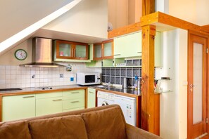 Two-room studio  | Meja kerja, setrika/meja setrika, dan Wi-Fi gratis