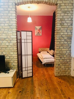 Apartemen Standar, 2 kamar tidur | Meja kerja, setrika/meja setrika, dan Wi-Fi gratis