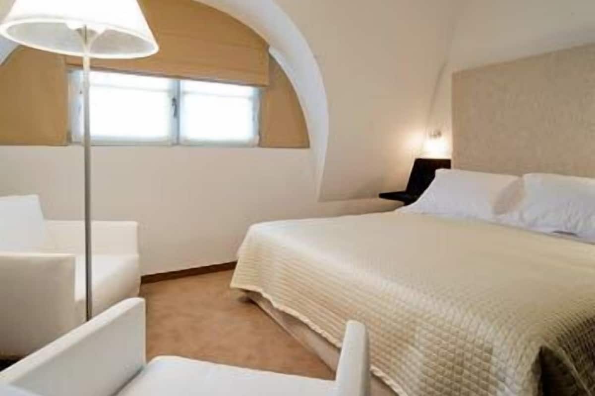 Superior Single Room | Minibar, in-room safe, desk, iron/ironing board