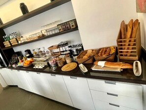 Dagelijks ontbijtbuffet (EUR 16.5 per persoon)