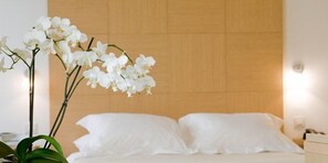 Superior Double Room | Minibar, in-room safe, desk, iron/ironing board - Hotel Alzinn (Hesperange)