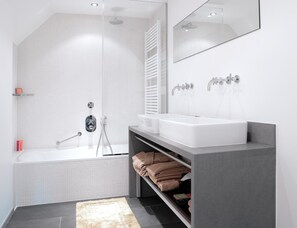 Free toiletries, hair dryer, slippers, towels - Hotel Alzinn (Hesperange)