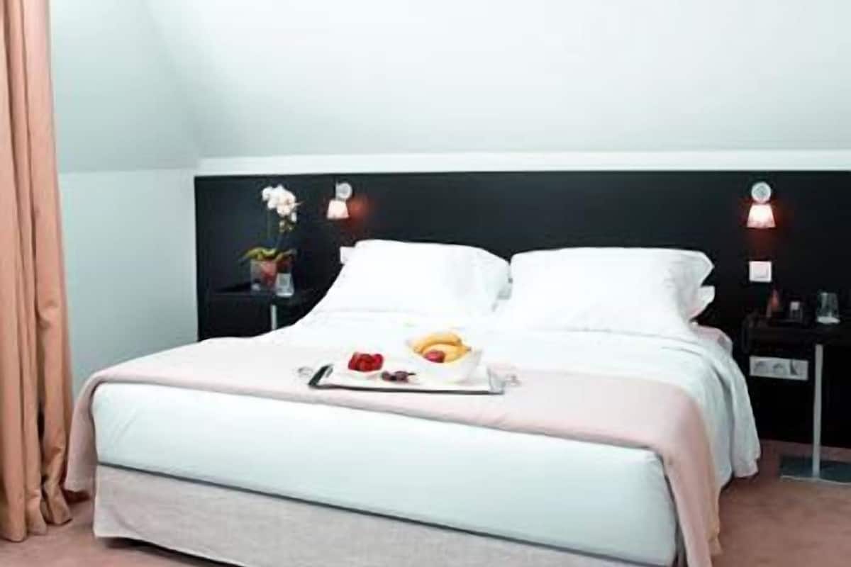 Executive Suite | Minibar, in-room safe, desk, iron/ironing board