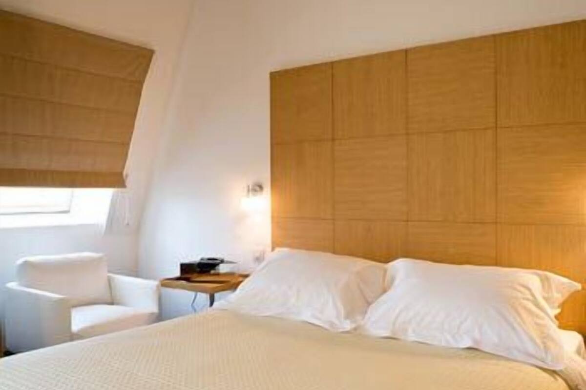 standard double room, balcony | minibar, in-room safe, desk, iron/ironing board