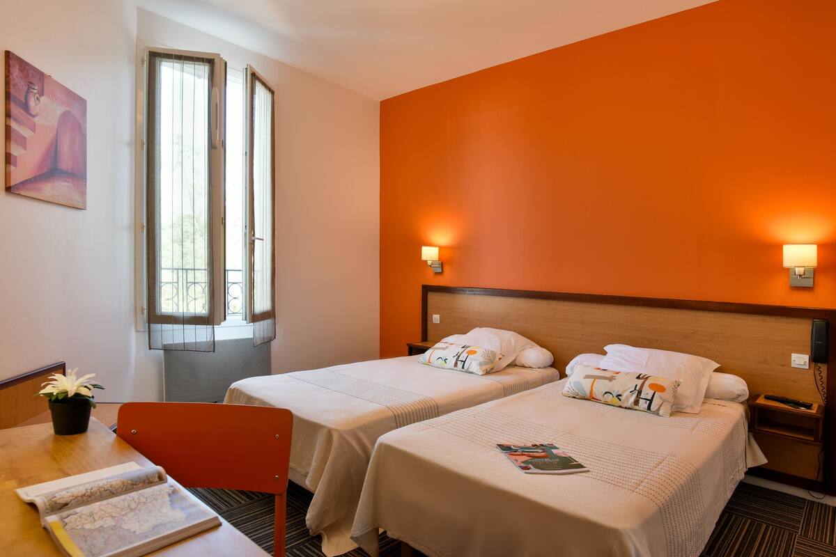 Twin Room | Desk, soundproofing, bed sheets