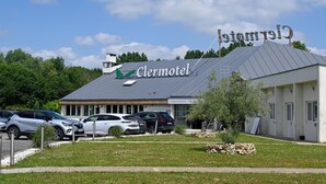 Et motel med et skilt der viser 