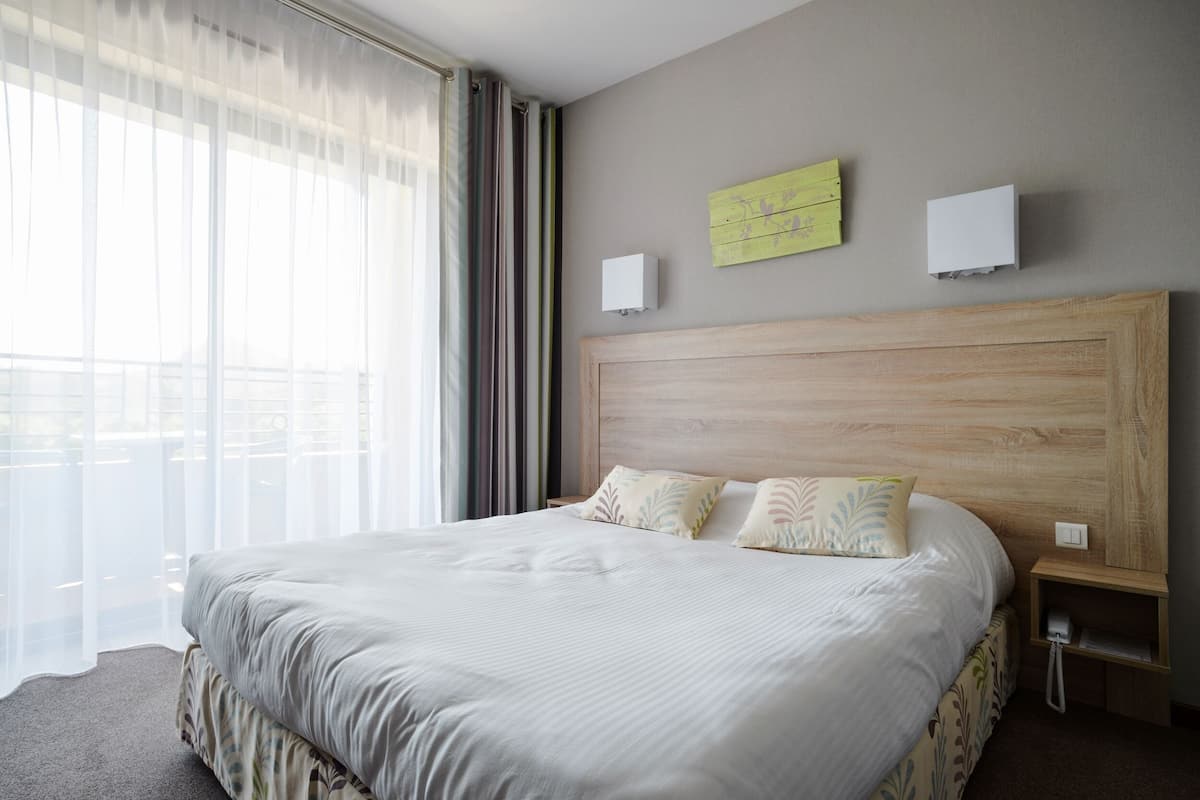 Desk, blackout curtains, rollaway beds, free WiFi