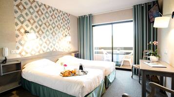 مكتب وستائر تعتيم وأسرّة قابلة للطي وواي فاي مجانًا