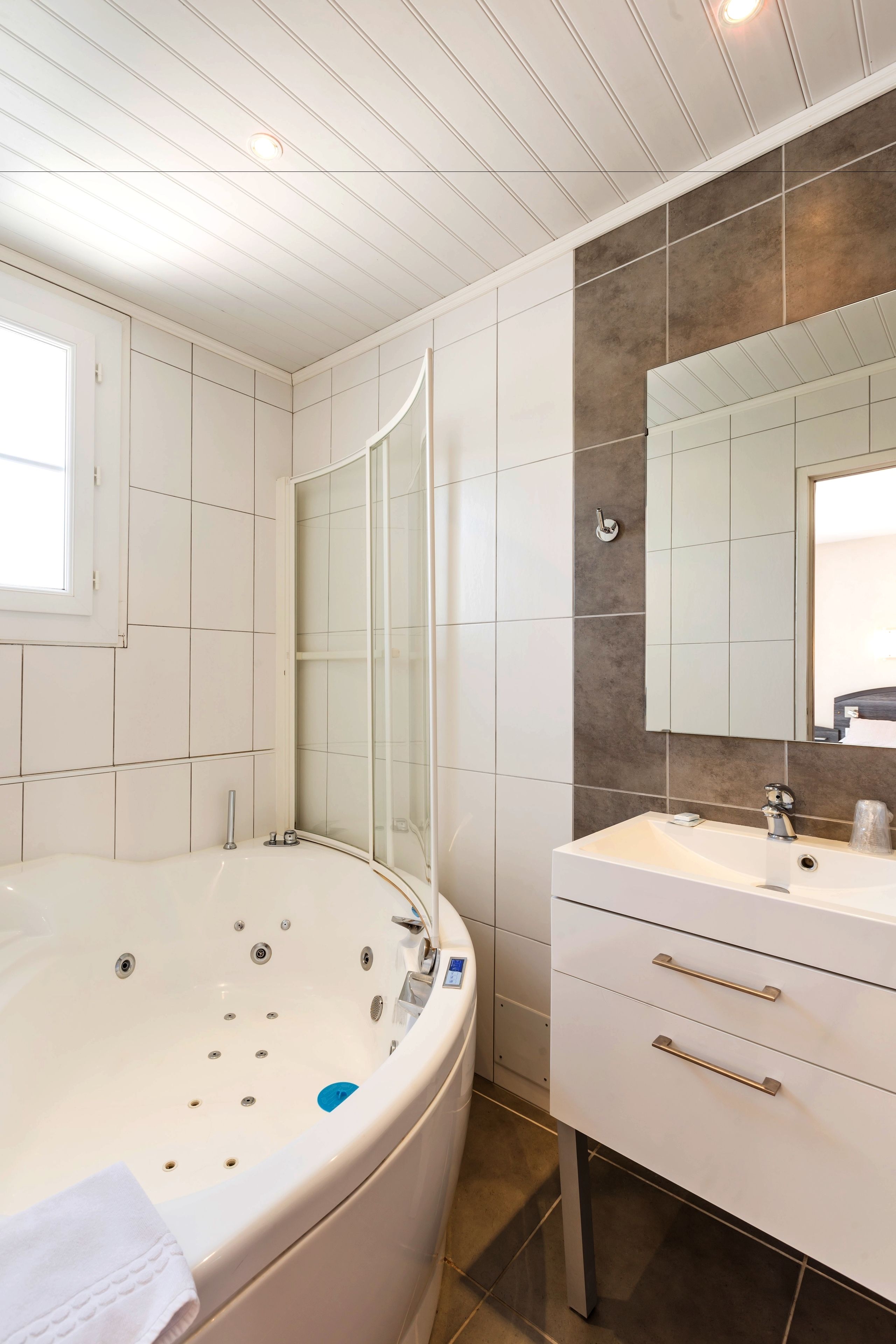 combined shower/bathtub, free toiletries, towels