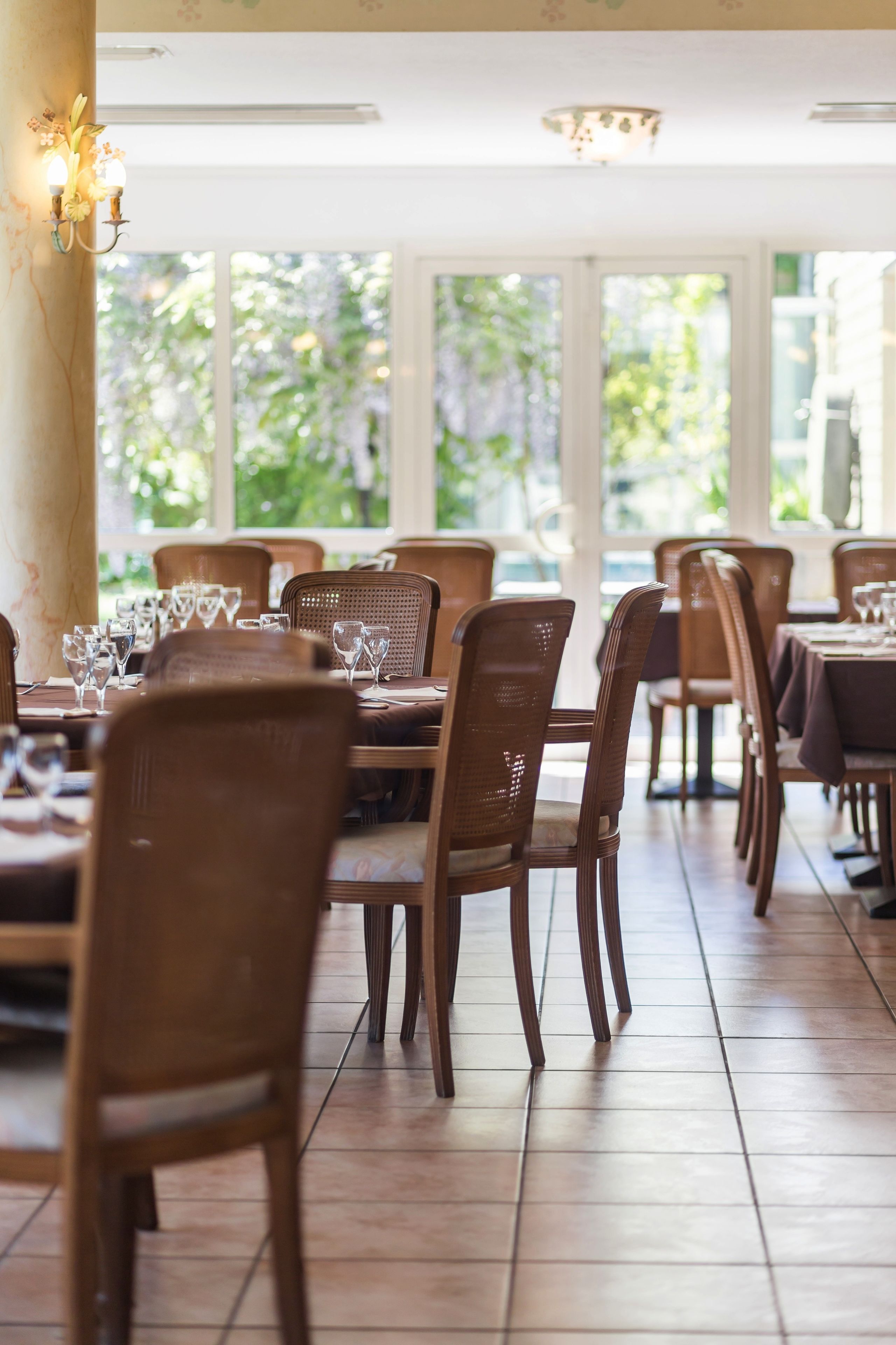 lunch, dinner served; regional cuisine, al fresco dining