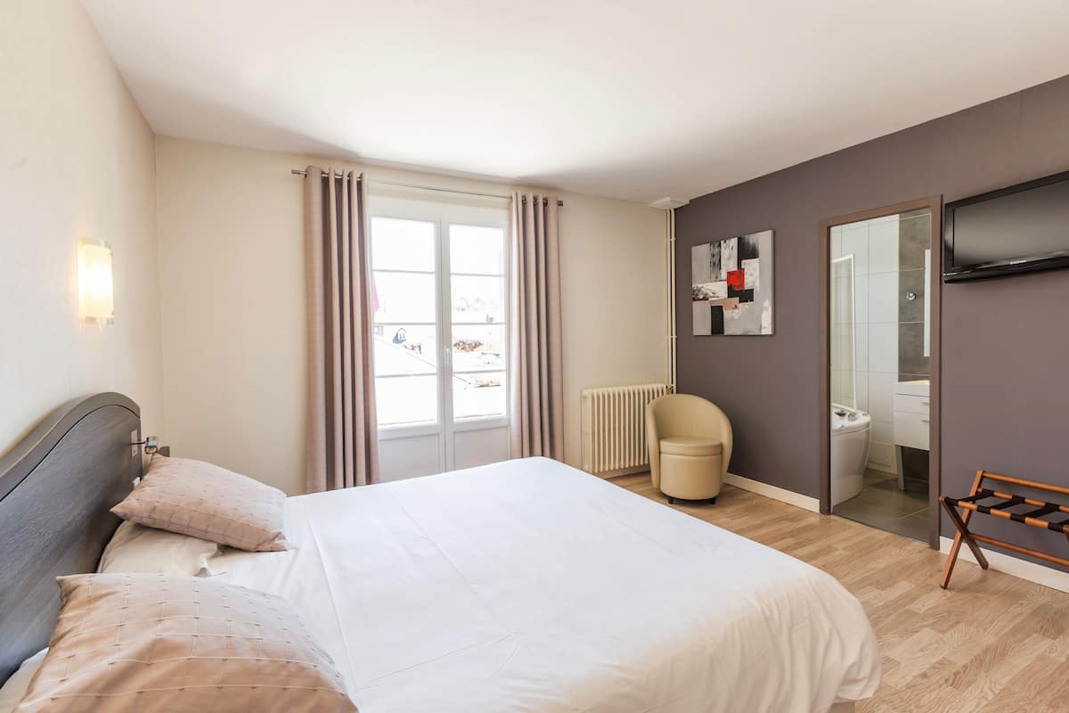 double room | desk, iron/ironing board, free cots/infant beds, rollaway beds