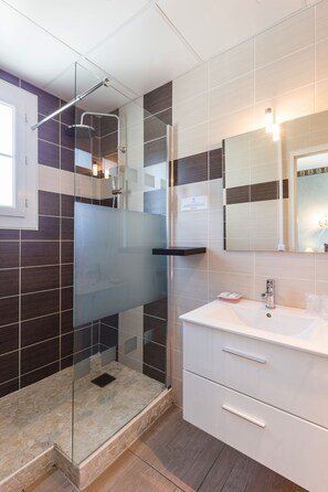 Ensemble douche/baignoire, articles de toilette gratuits