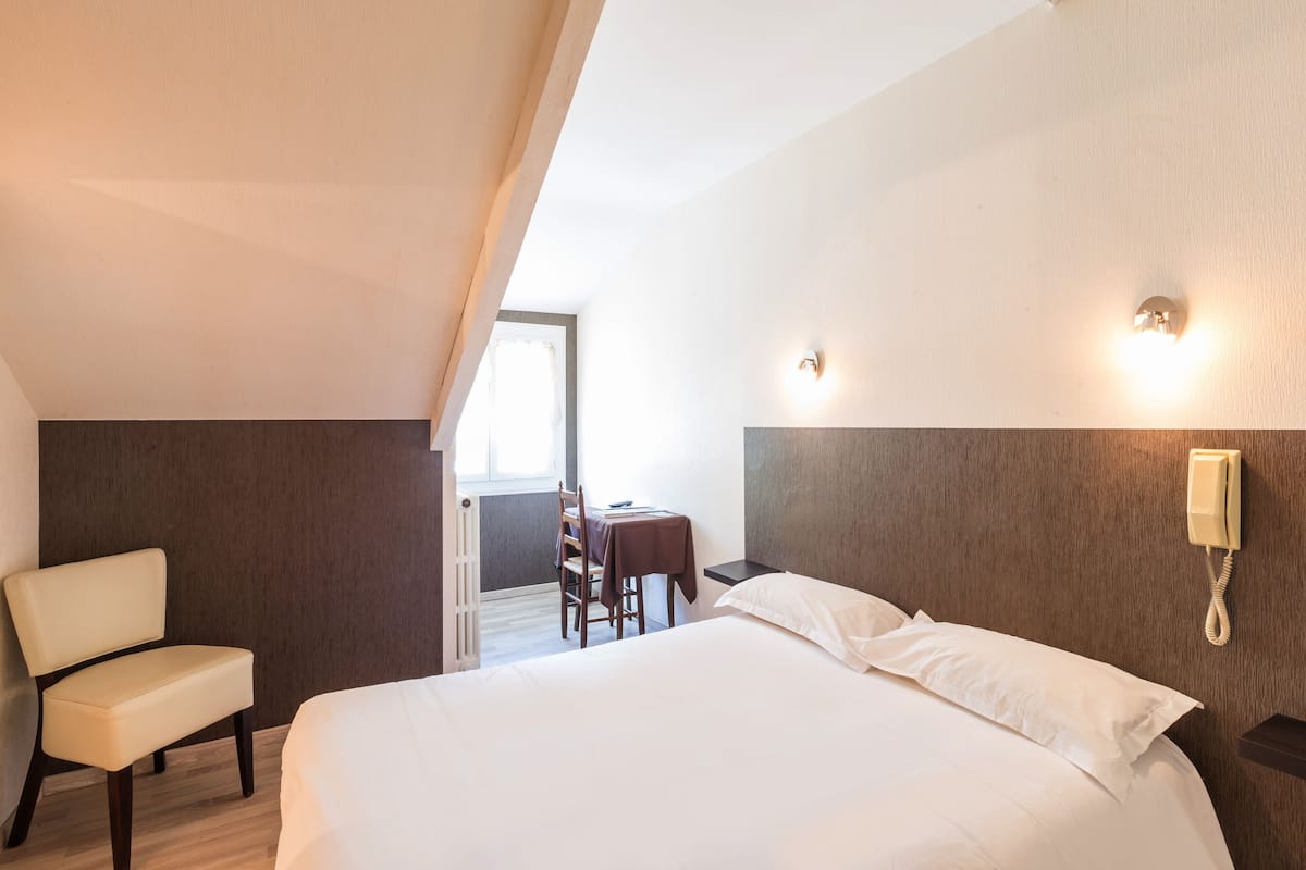 double room | desk, iron/ironing board, free cots/infant beds, rollaway beds