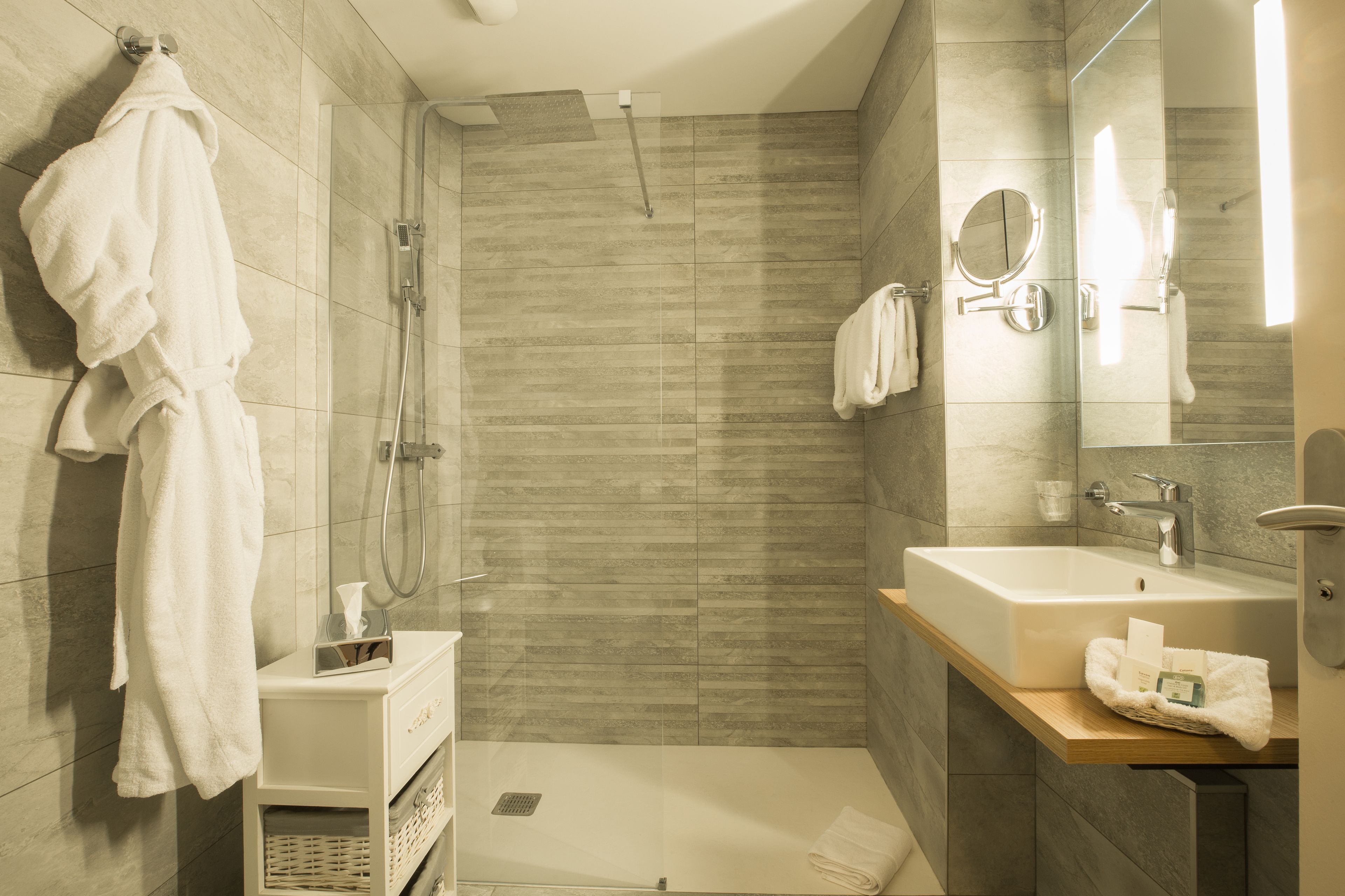 executive triple room, terrace | bathroom | shower, hair dryer, towels