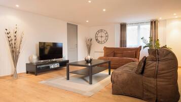 Apartment | Dihias secara berasingan, dilengkapkan perabot secara berasingan, meja