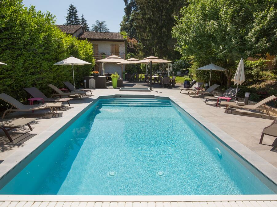Piscine extérieure (ouverte en saison), chaises longues