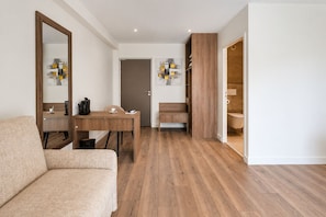 Chambre Familiale | Coin séjour | Télévision LED