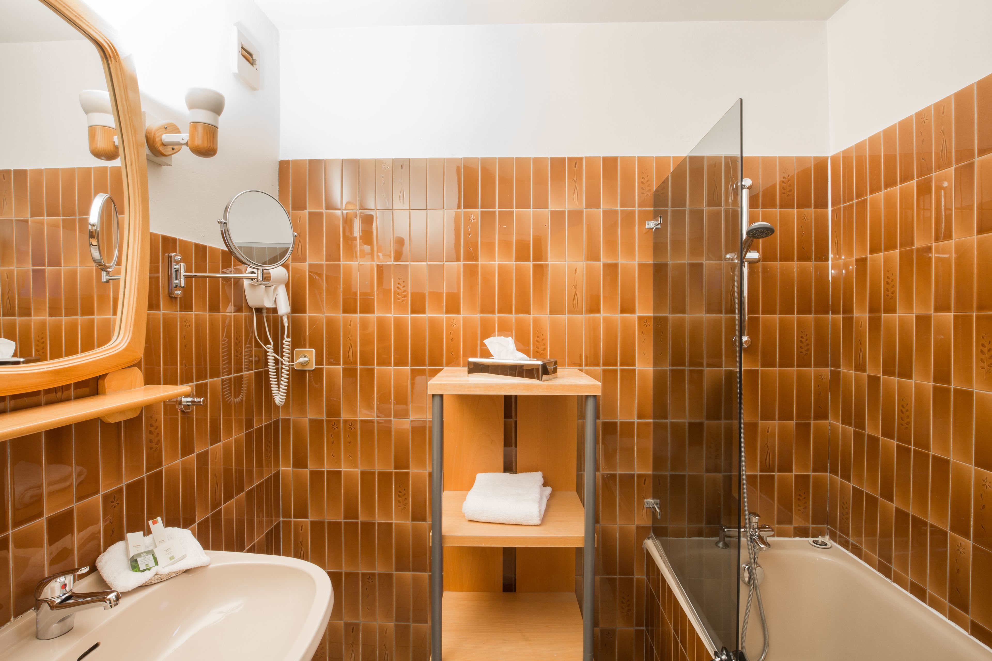 standard double room | bathroom | shower, hair dryer, towels