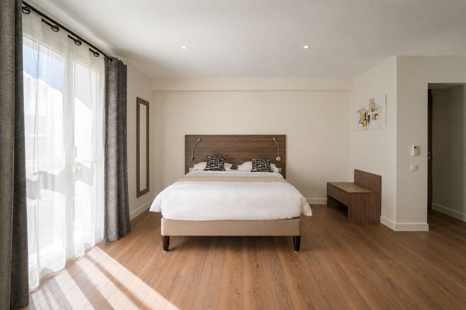 Chambre Quadruple Exécutive, 1 grand lit et 1 canapé-lit, douche accessible en fauteuil roulant | Décoration personnalisée, ameublement personnalisé, bureau