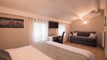 Dihias secara berasingan, dilengkapkan perabot secara berasingan, meja