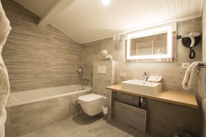 Habitación cuádruple familiar | Baño | Secador de pelo y toallas