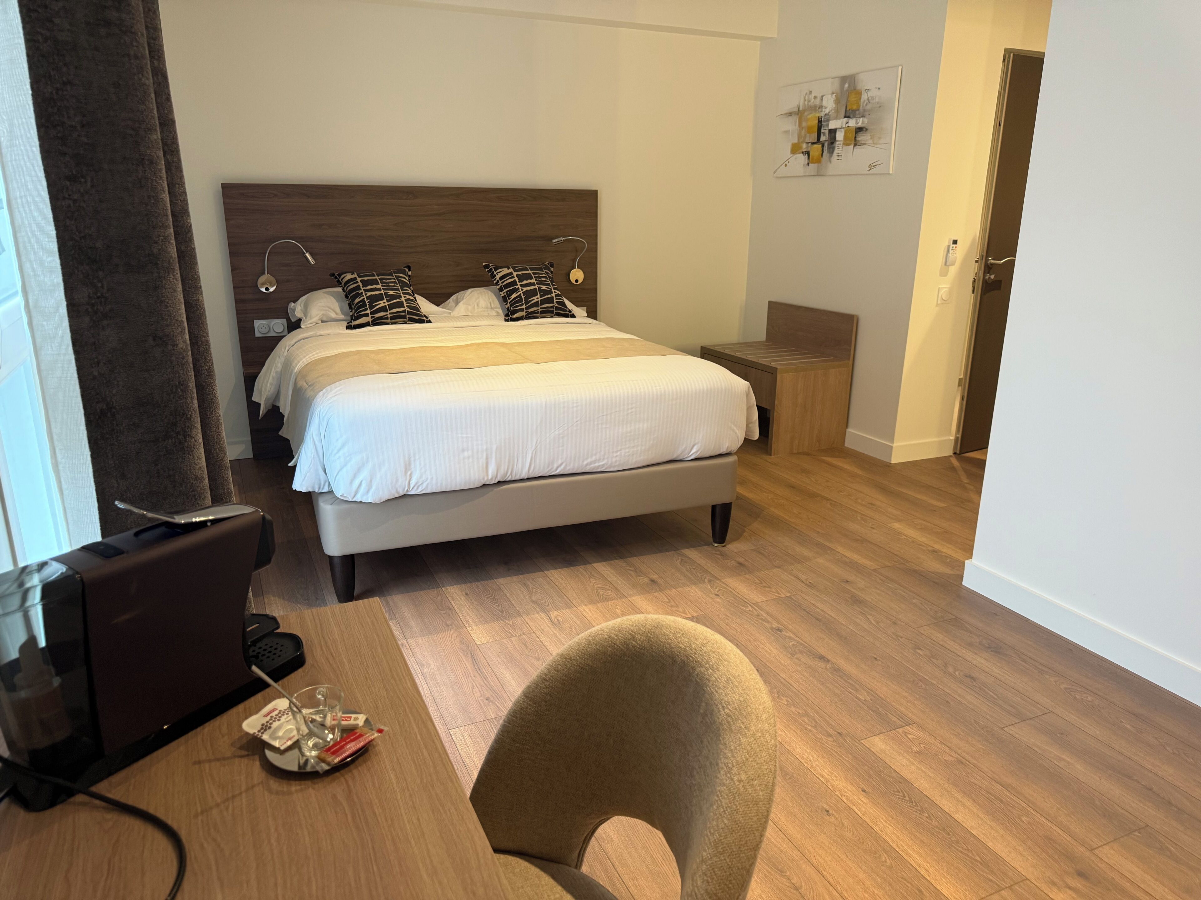 Chambre Quadruple Exécutive, 1 grand lit et 1 canapé-lit, douche accessible en fauteuil roulant