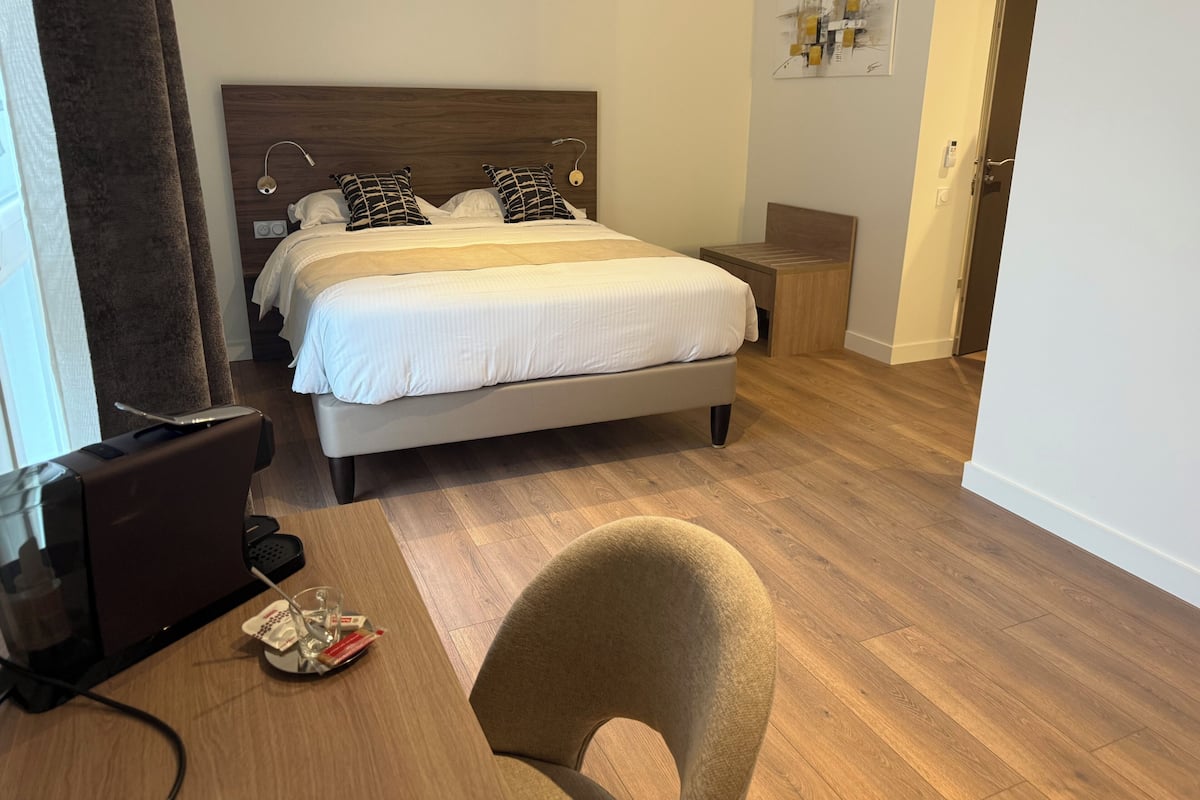 Chambre Quadruple Exécutive, 1 grand lit et 1 canapé-lit, douche accessible en fauteuil roulant