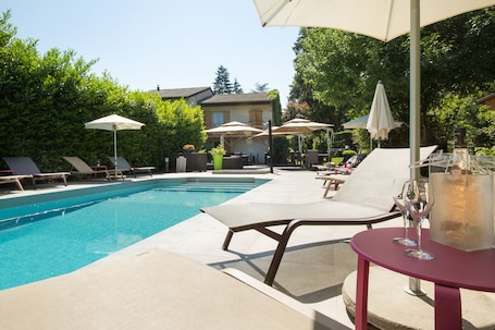 Bar junto a la piscina. Logis Le Petit Casset
