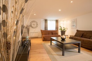 Appartement | Individueel gedecoreerd, individueel gemeubileerd, een bureau