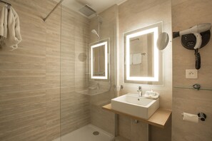 Habitación ejecutiva doble, balcón | Baño | Secador de pelo y toallas