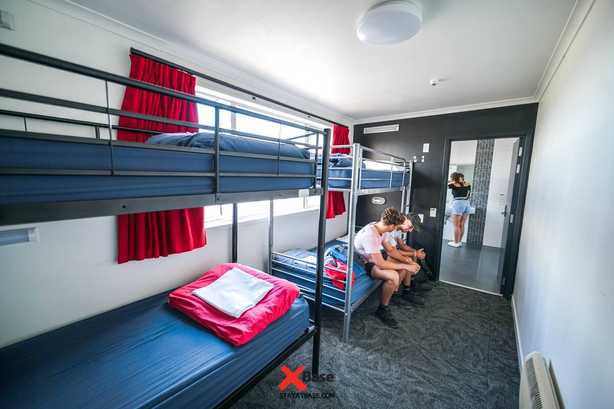 共同ドミトリー エンスイート (4 beds) | 遮光カーテン、アイロン / アイロン台、客室ごとに異なるインテリア、ベッドシーツ