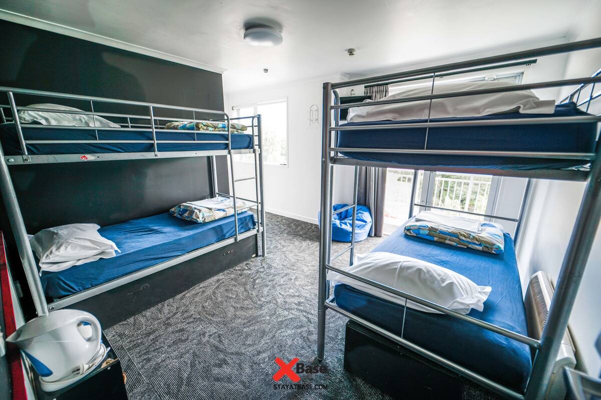 共同ドミトリー (4 beds) | 遮光カーテン、アイロン / アイロン台、客室ごとに異なるインテリア、ベッドシーツ