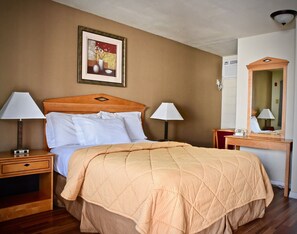 Standard Room, 1 Queen Bed, Non Smoking | Desk, iron/ironing board, free WiFi - Travel Inn (Redding)