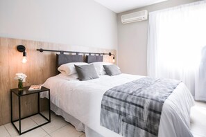 Chambre Standard double | Literie hypoallergénique, lit avec matelas Select Comfort, coffre-fort