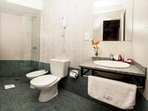 Badezimmer | Dusche, kostenlose Toilettenartikel, Haartrockner, Handtücher